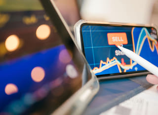 Analizujący opcje Bitcoin, Ethereum i forex trader działający na wielu rynkach